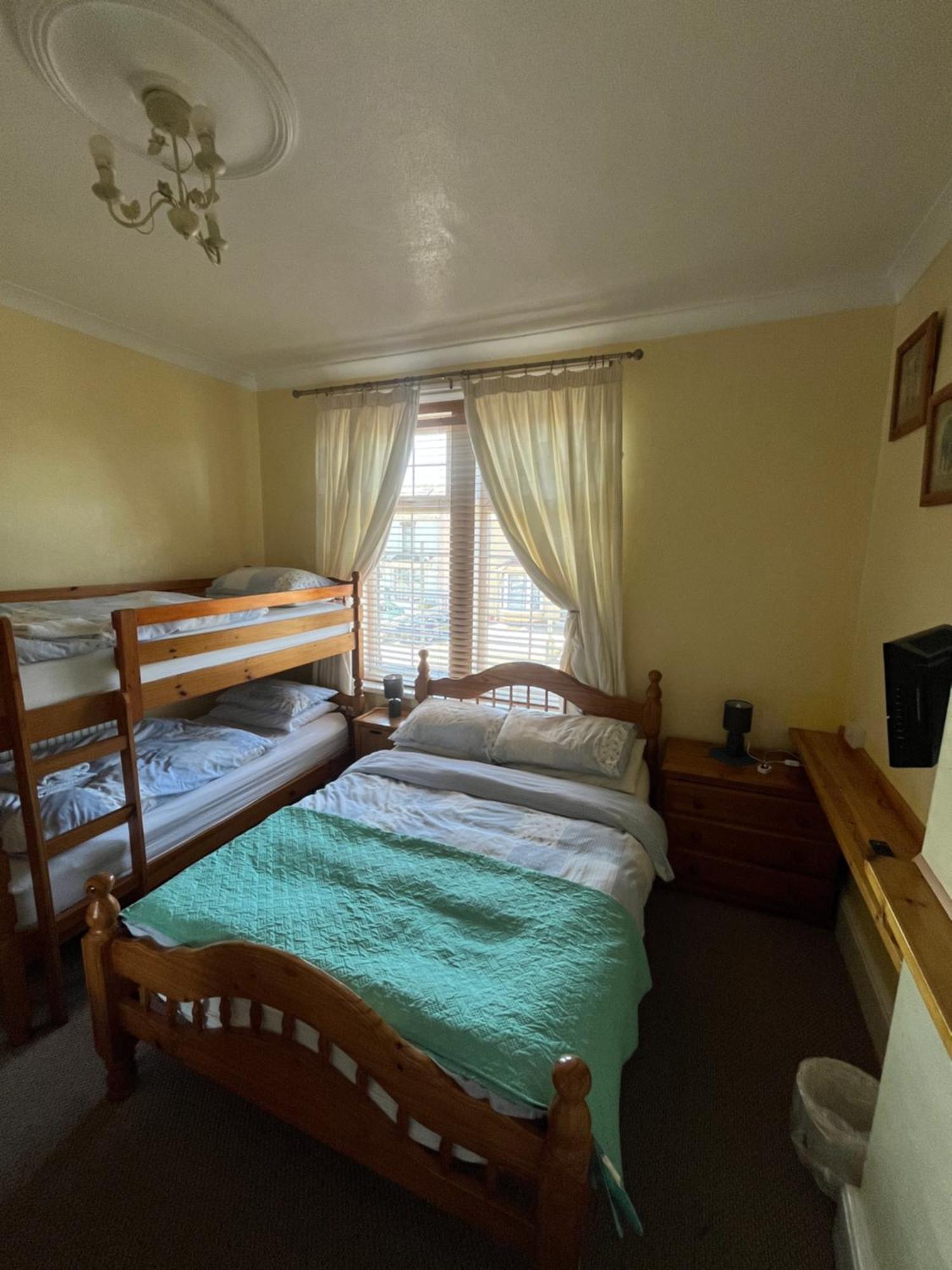 Marston Town Centre Villa Blackpool Extérieur photo