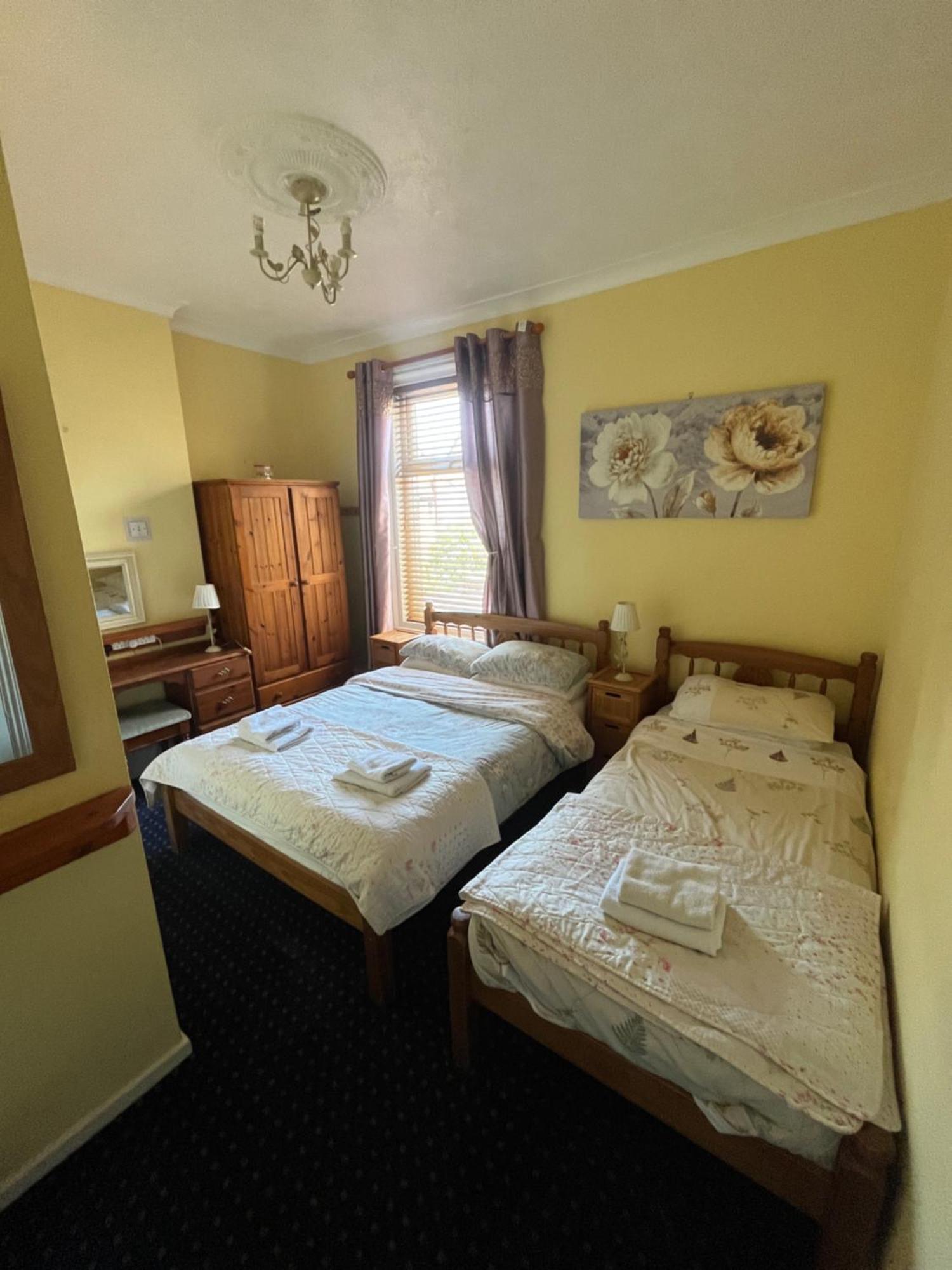 Marston Town Centre Villa Blackpool Extérieur photo