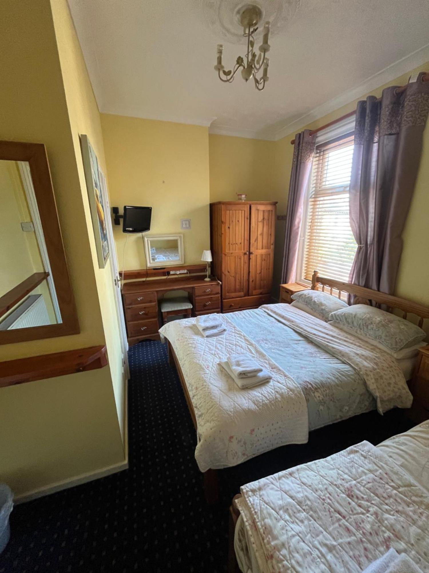Marston Town Centre Villa Blackpool Extérieur photo