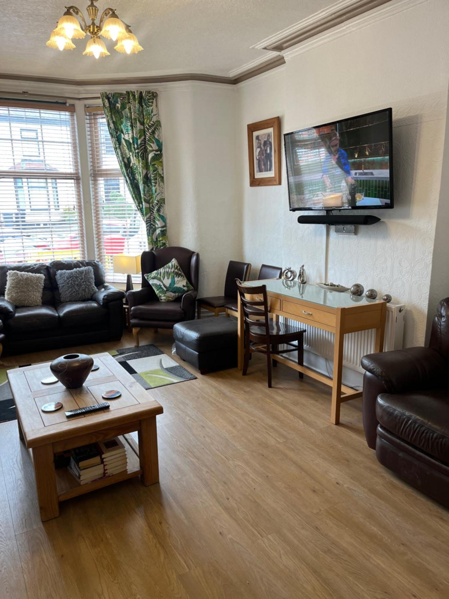 Marston Town Centre Villa Blackpool Extérieur photo